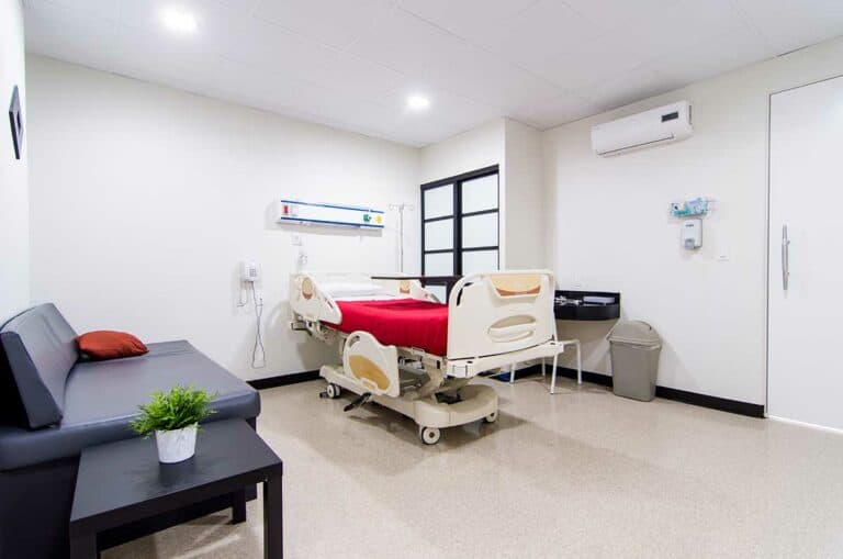 Private patient room at SER Hospital