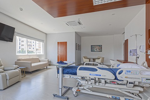Private patient room with sofa and automatic bed at Hospital Joya Cancún